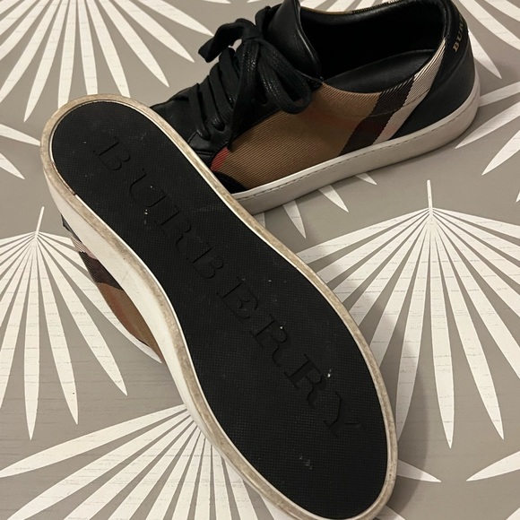 Burberry sneakers size 36 box not included but sneaker bag is - Picture 5 of 6